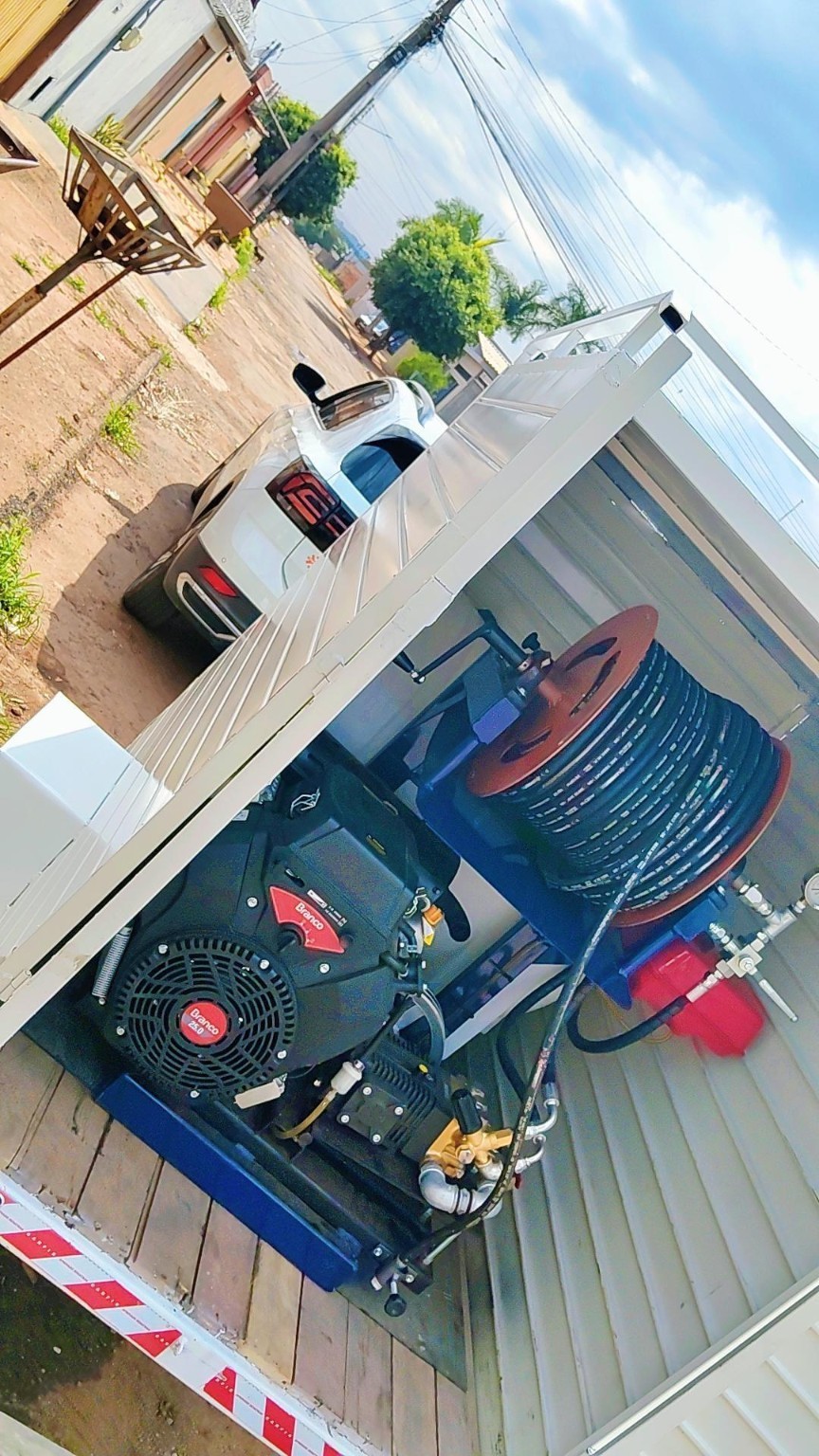 Equipamento profissional de hidrojateamento instalado no veículo