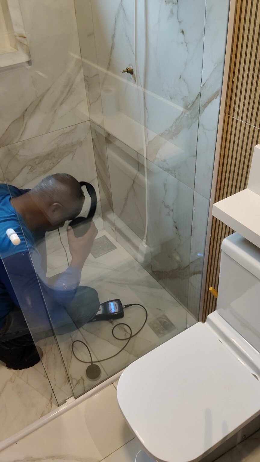 Profissional utilizando equipamento para investigar infiltração